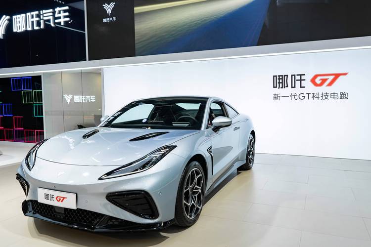 深圳22哪吒汽车在智能汽车领域的表现，领途汽车在新能源汽车市场中的影响力